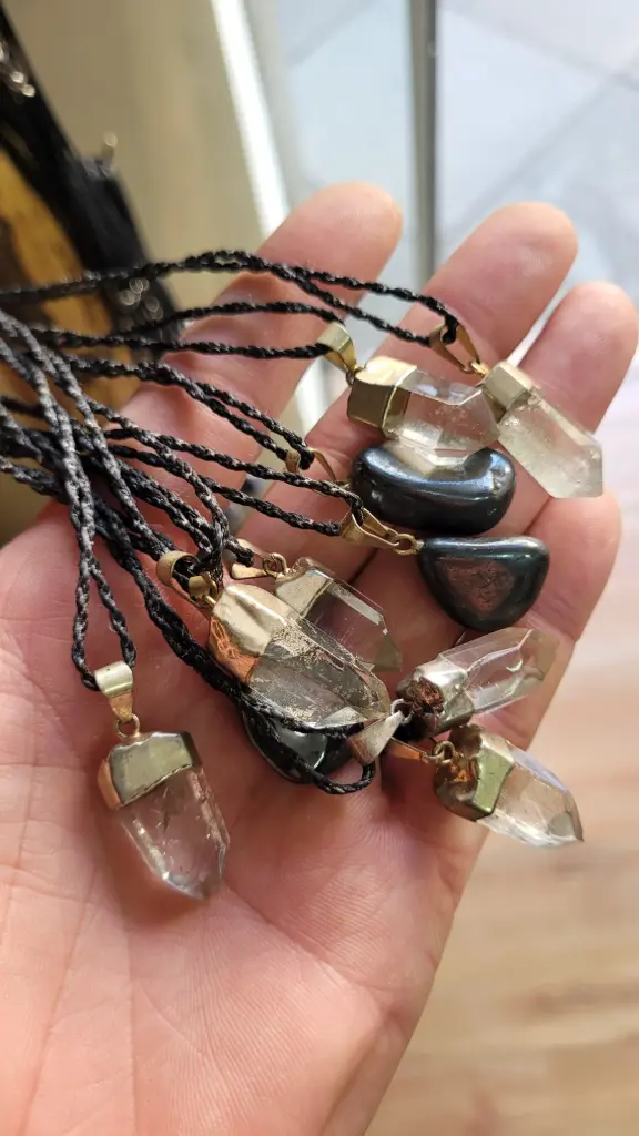 Colar com pedra sortida