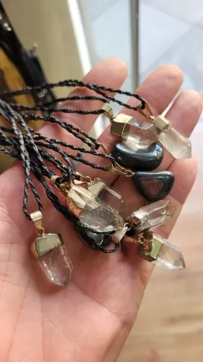 [CRISTAIS-18] Colar com pedra sortida