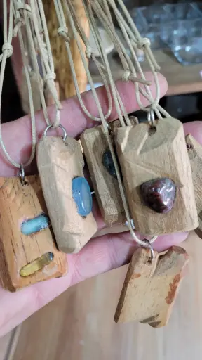 [CRISTAIS-16] Colar Difusor em Madeira